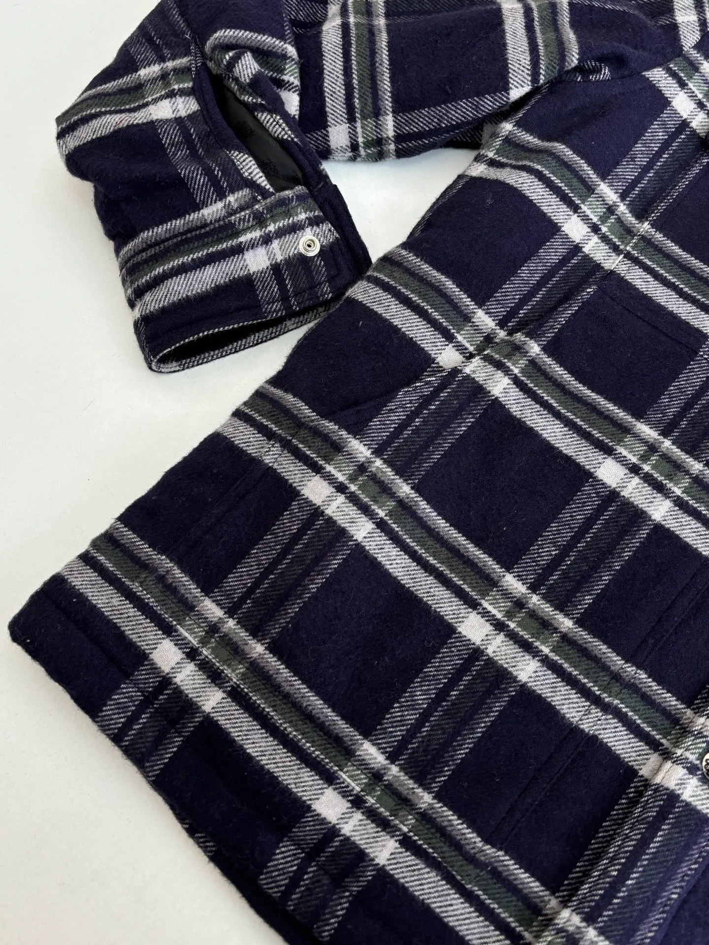 P670 Chrome Heart*/Chrome Heart Contrast Plaid Lapel Shirt Jacket. The fabric is made of 100% cotton fabric to create a navy blue main tone plaid. The rough plaid lines blend into the brand's iconic Gothic rebellious gene. The stiff cotton material supports the street silhouette, and the plush fabric inside adds softness and warmth. The collision of cold silver hardware and soft and warm inner wear is the dark aesthetic of Chrome Hearts' "symbiosis of hard core and gentleness". The autumn and winter layering has its own rock and roll accent.  Size：S/M/L/XL